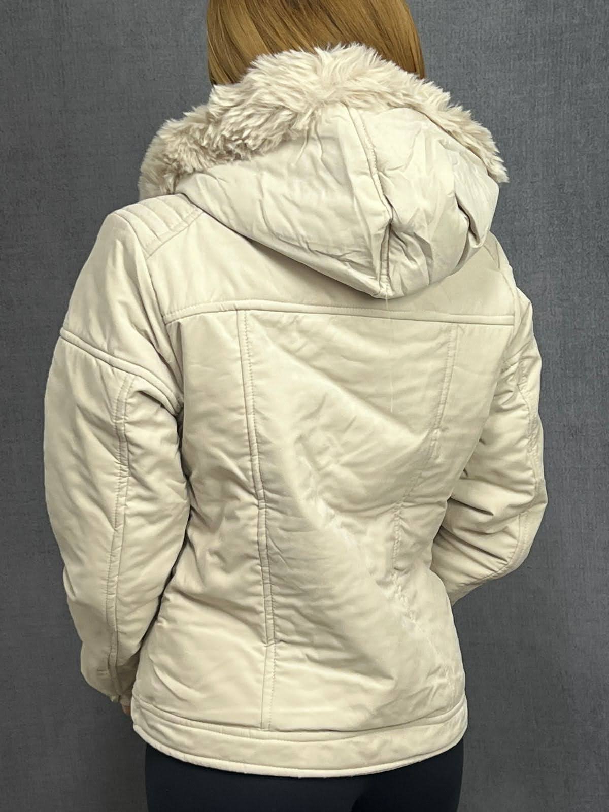 Parka Feminina Peluciada Curta – Capuz Removível com Pelo - Imagem 3