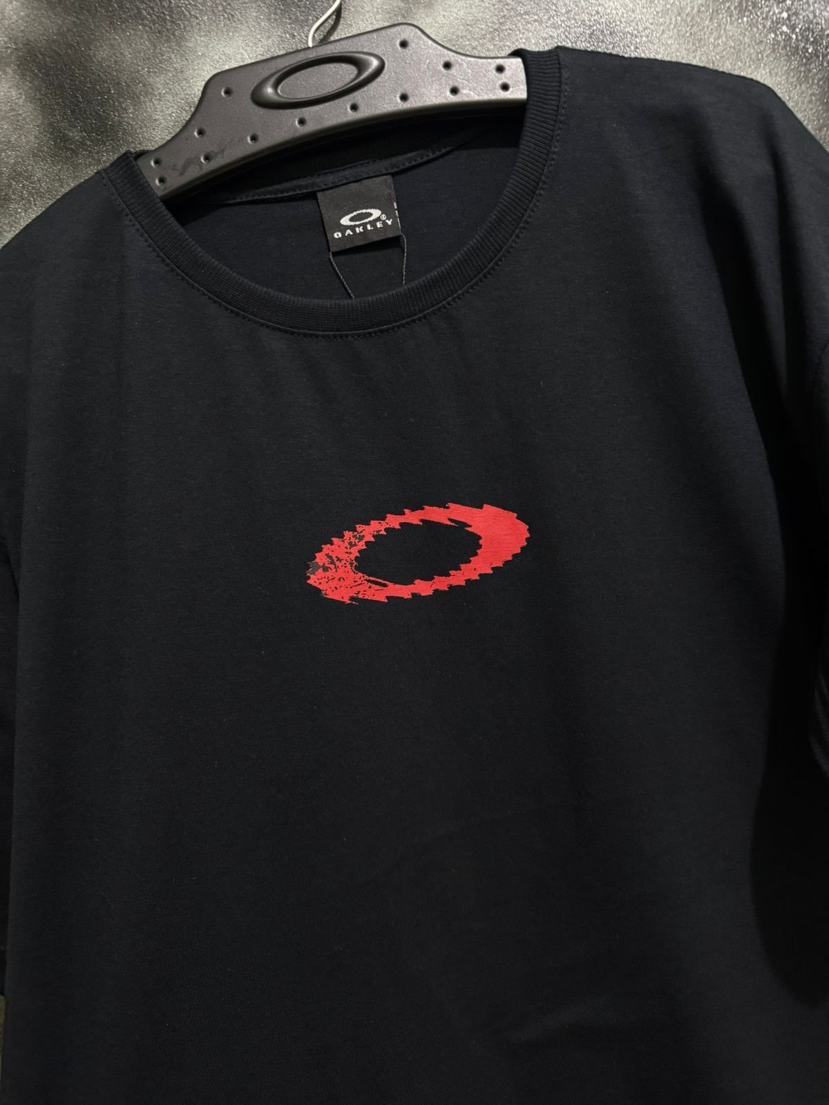 Camiseta Preta – Static Red