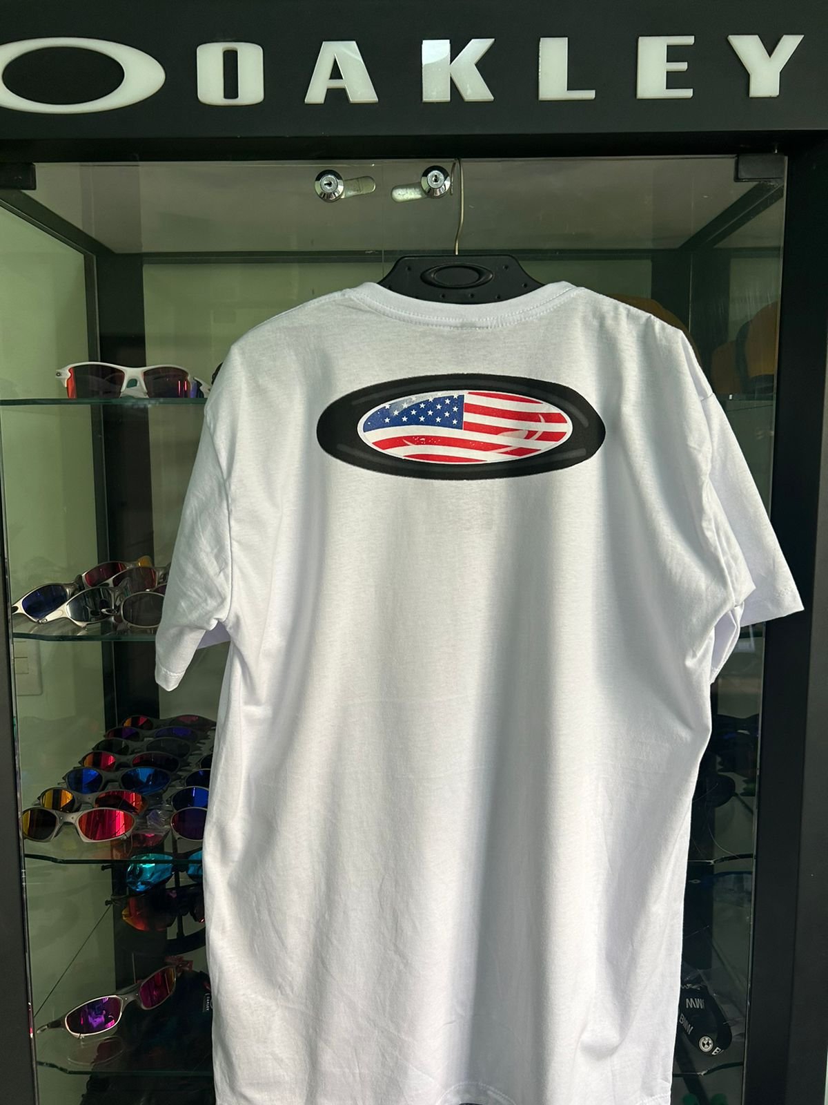 Camiseta Branca Oakley EUA
