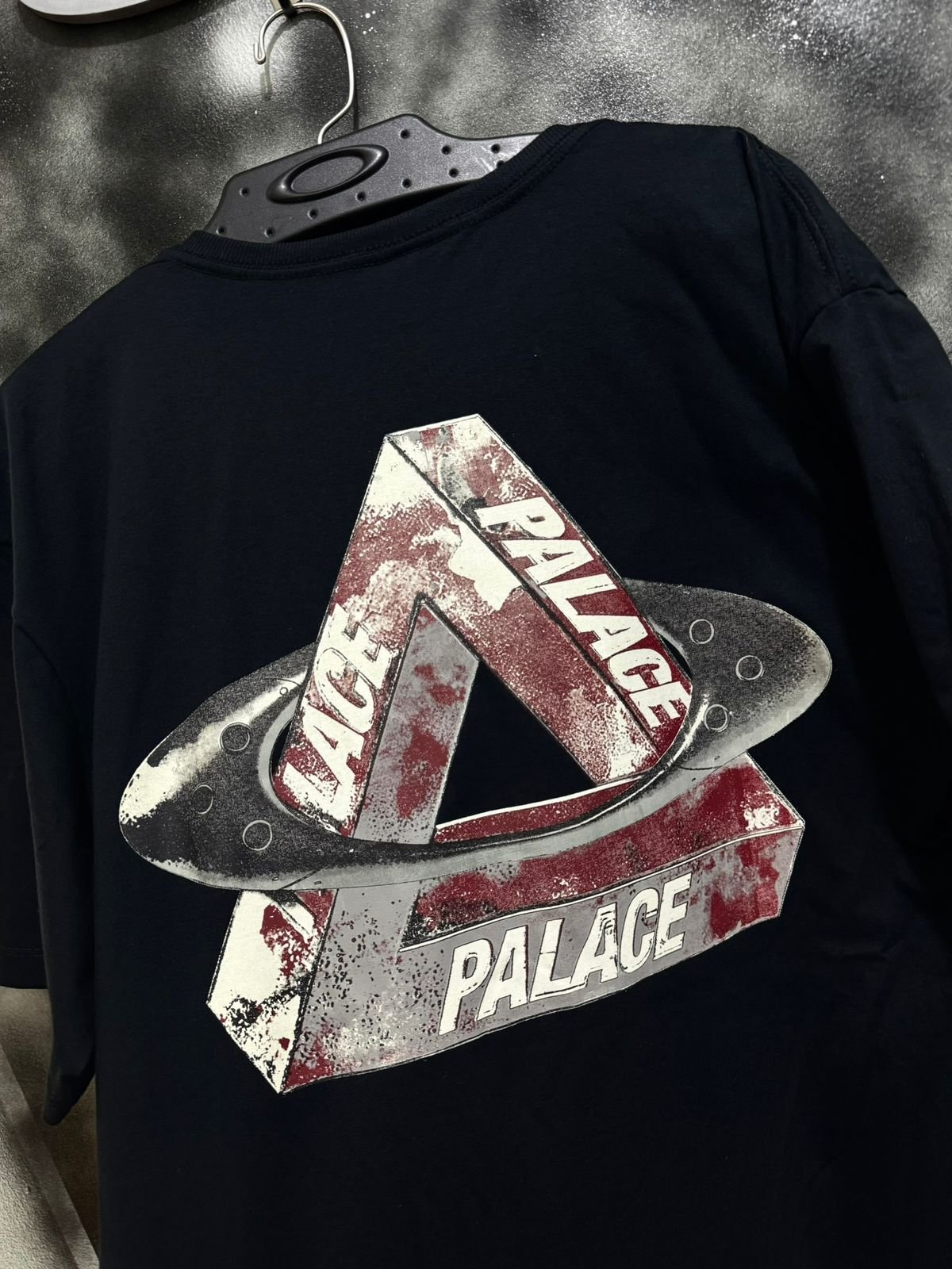 Camiseta Preta Okley Palace